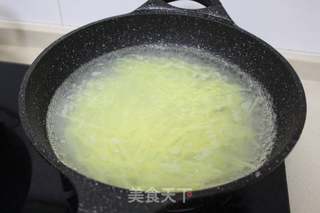 赣榆煎饼卷三丝的做法步骤:7
