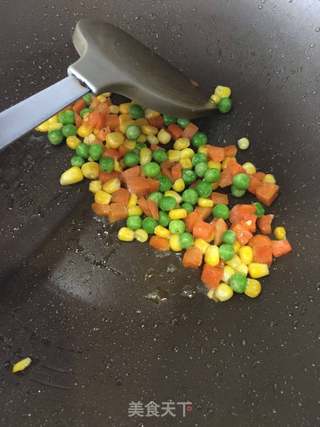 三文鱼黑藜麦杂蔬炒饭的做法步骤:5