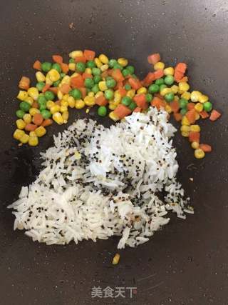 三文鱼黑藜麦杂蔬炒饭的做法步骤:6