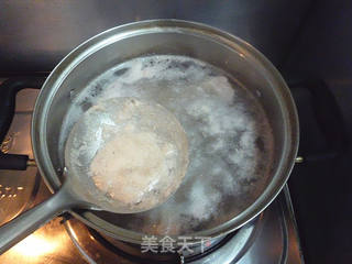 丝瓜菌菇排骨汤的做法步骤:2