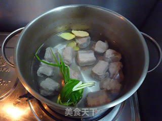 丝瓜菌菇排骨汤的做法步骤:4