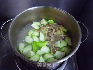 丝瓜菌菇排骨汤的做法步骤:7