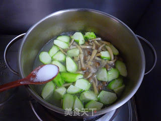 丝瓜菌菇排骨汤的做法步骤:8