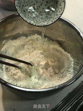 猪肉芹菜馅儿饺子的做法步骤：1