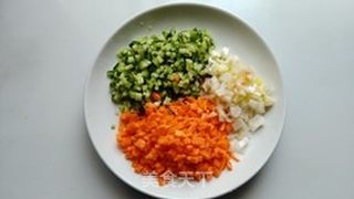 金枪鱼炒饭的做法步骤:2