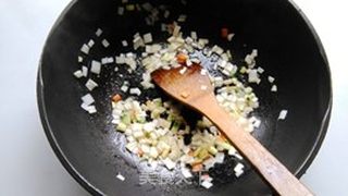 金枪鱼炒饭的做法步骤:3