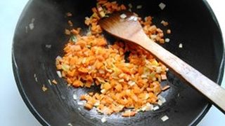 金枪鱼炒饭的做法步骤:4