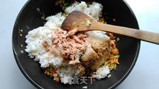 金枪鱼炒饭的做法步骤:7