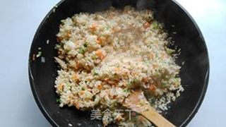 金枪鱼炒饭的做法步骤:8