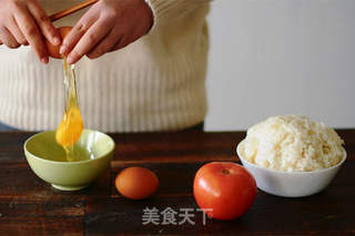 解决剩饭——番茄鸡蛋炒饭的做法步骤:2