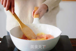 解决剩饭——番茄鸡蛋炒饭的做法步骤:4