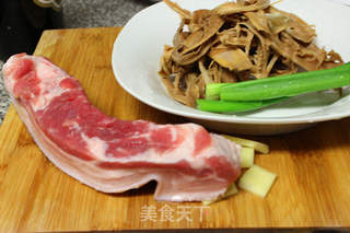五花肉焖笋干的做法步骤：1