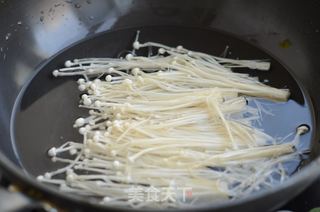 金针菇肥牛火锅的做法步骤:2