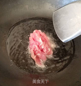 清肠菜—芹菜炒木耳的做法步骤：1