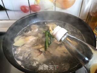 干贝鱼胶炖鸡汤的做法步骤:2
