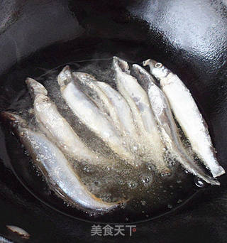 酥炸多春鱼的做法步骤：4