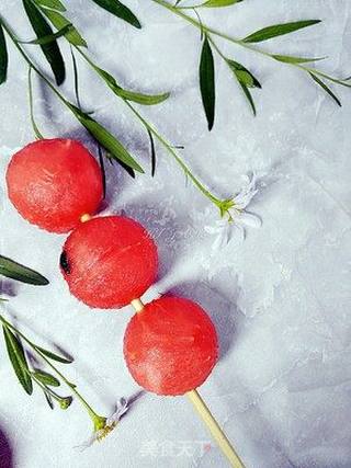 西瓜“糖葫芦”的做法步骤:3