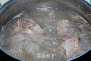 东北酸菜炖大骨的做法步骤:4