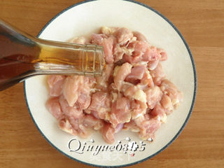 香煎黑椒鸡腿肉的做法步骤:3