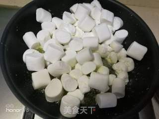 草莓干杏仁牛轧糖的做法步骤:5