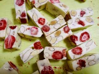 草莓干杏仁牛轧糖的做法步骤:15