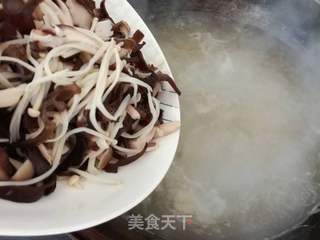 菌菇肉丸汤的做法步骤:12