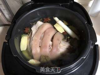 冰糖肘子的做法步骤:7