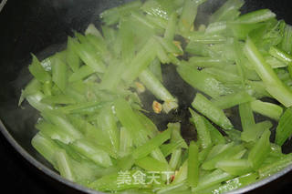 枸杞西芹炒坚果的做法步骤:6