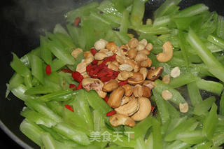 枸杞西芹炒坚果的做法步骤:7