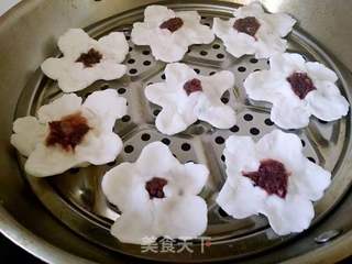 玫瑰酱梅花蒸饺的做法步骤:7