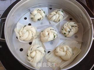 黑芝麻香葱花卷的做法步骤:11