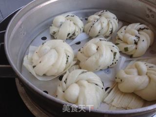 黑芝麻香葱花卷的做法步骤:12