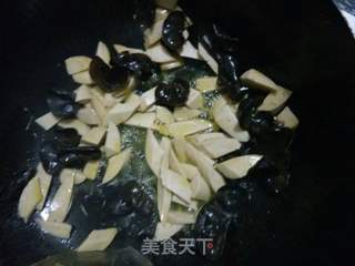 木耳香肠炒猫耳朵的做法步骤:7