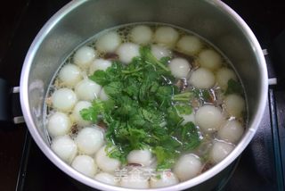 滋味咸汤圆汤的做法步骤:11