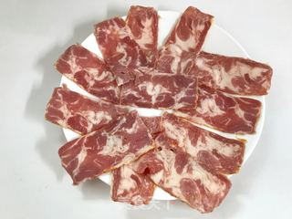 金针菇酸黄瓜培根卷的做法步骤:2