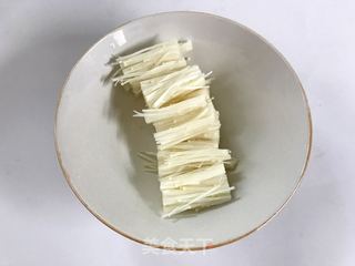 金针菇酸黄瓜培根卷的做法步骤:4