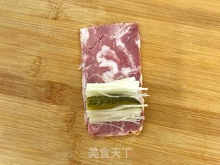 金针菇酸黄瓜培根卷的做法步骤:5