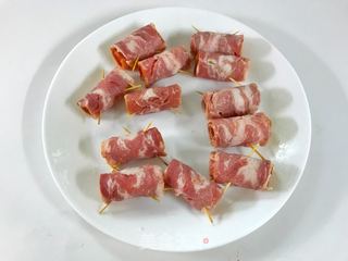金针菇酸黄瓜培根卷的做法步骤:7