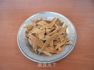 豆皮炒芹菜的做法步骤:2