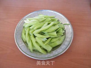 豆皮炒芹菜的做法步骤:3