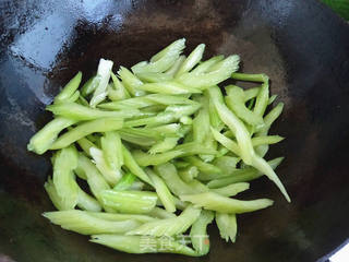 豆皮炒芹菜的做法步骤:5