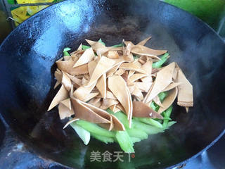 豆皮炒芹菜的做法步骤:6