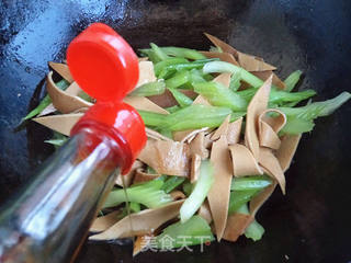 豆皮炒芹菜的做法步骤:9