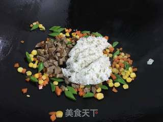 卤鹅肉炒饭的做法步骤：5