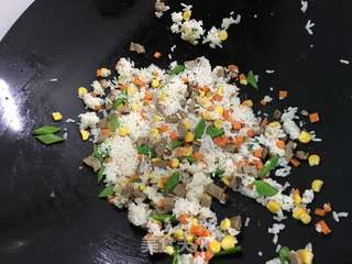 卤鹅肉炒饭的做法步骤：6