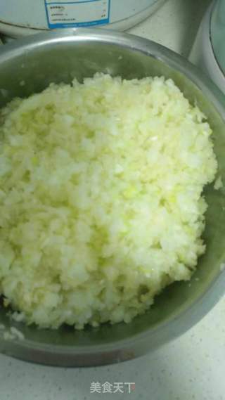 白菜猪肉馅饺子的做法步骤：2