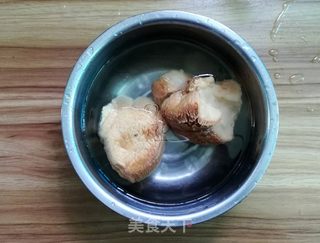 猴头菇虫草花竹荪排骨汤的做法步骤:2