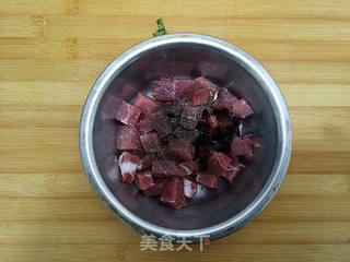 黑椒肉粒炒年糕的做法步骤:2