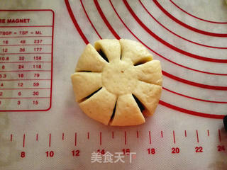红豆沙花朵包的做法步骤:6