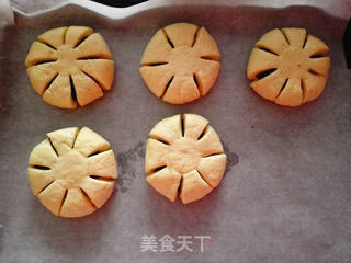 红豆沙花朵包的做法步骤:7